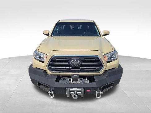 Used 2018 Toyota Tacoma SR5 AWD/4WD image 9