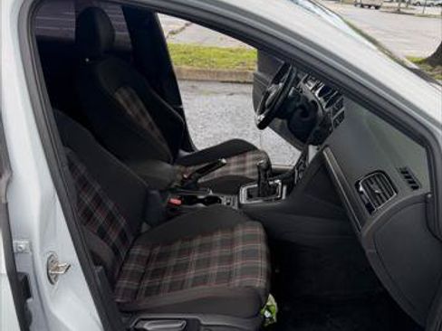 Used 2018 Volkswagen GTI SE FWD image 23