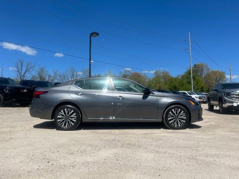Used 2024 Nissan Altima 2.5 SV AWD/4WD image 6