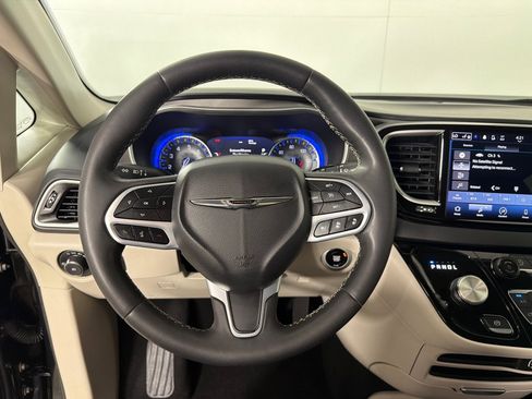 Used 2023 Chrysler Pacifica Touring-L FWD image 14