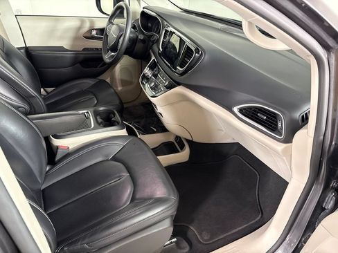 Used 2023 Chrysler Pacifica Touring-L FWD image 21