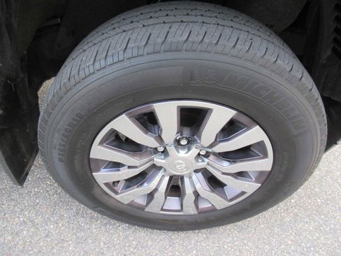 Used 2021 Toyota Tacoma Limited image 12