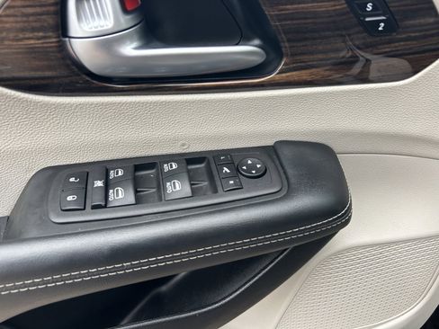 Used 2024 Chrysler Pacifica Limited FWD image 24