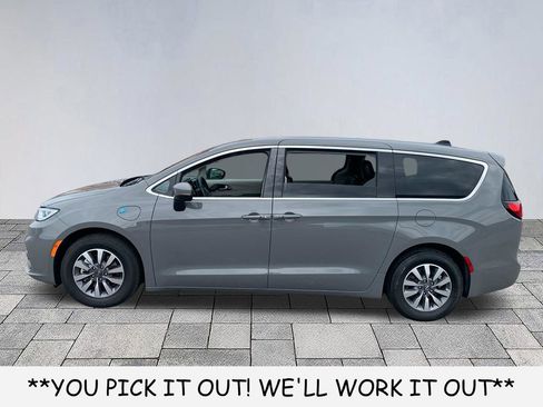 Used 2023 Chrysler Pacifica Touring-L FWD image 4
