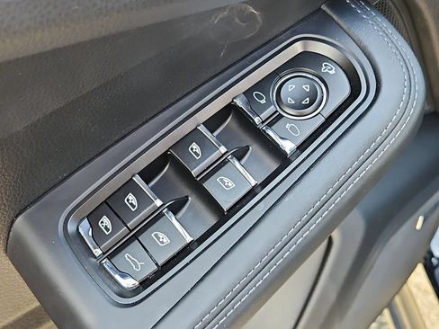 Certified 2025 Porsche Macan Turbo AWD/4WD image 32