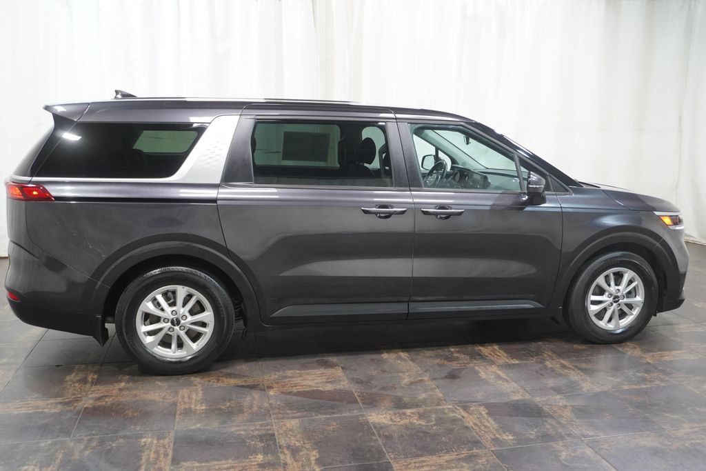 Used 2024 Kia Carnival LX FWD image 4