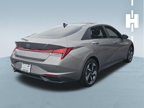 Used 2023 Hyundai Elantra SEL w/ Convenience Package FWD image 3