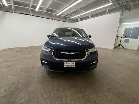 Used 2023 Chrysler Pacifica Touring-L image 9