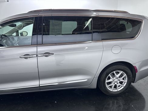 Used 2020 Chrysler Pacifica Touring-L FWD image 30