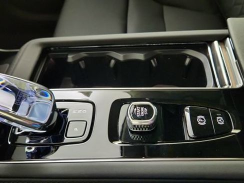 New 2026 Volvo XC90 B6 Plus w/ Protection Package Premier AWD/4WD image 17