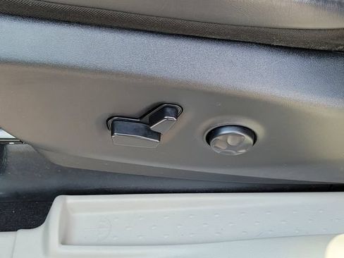 Used 2023 Chrysler Pacifica Touring-L FWD image 6