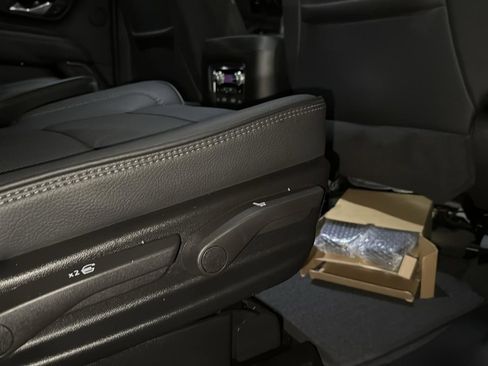 Used 2023 GMC Yukon Denali w/ Denali Reserve Package image 27