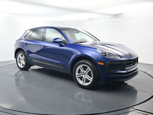 Certified 2024 Porsche Macan image 17