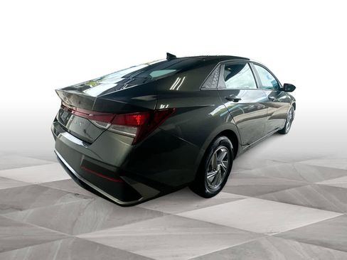 Used 2025 Hyundai Elantra SE FWD image 8