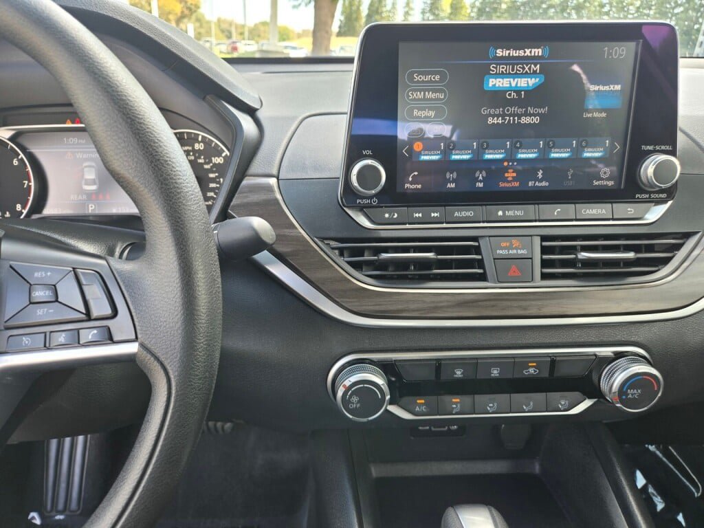 Used 2025 Nissan Altima 2.5 SV FWD image 14