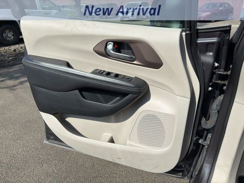 Used 2023 Chrysler Voyager LX image 12