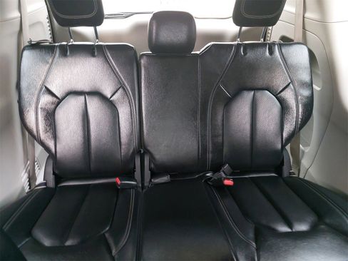 Used 2022 Chrysler Pacifica Touring-L image 12