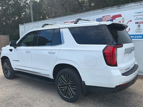 Used 2022 GMC Yukon SLT w/ SLT Premium Package image 8