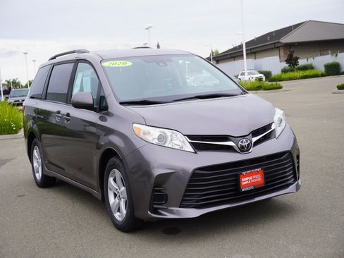 Used 2020 Toyota Sienna LE w/ Carpet Mat Package FWD image 1