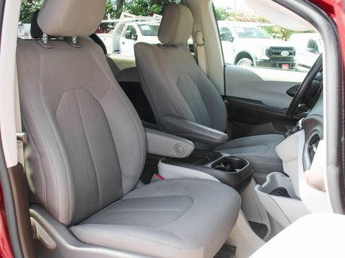 Used 2021 Chrysler Pacifica Touring w/ Uconnect Theater Family Group image 38