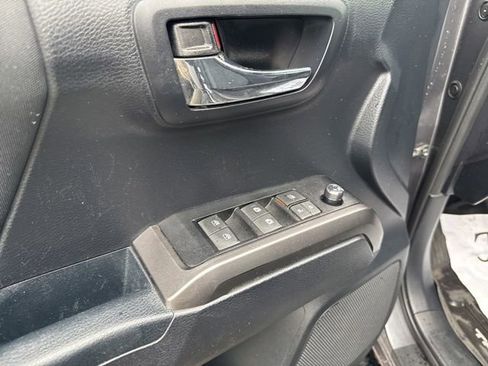 Used 2017 Toyota Tacoma TRD Sport w/ Tow Package image 23