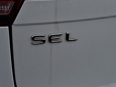 Used 2022 Volkswagen Tiguan SEL R-Line image 31