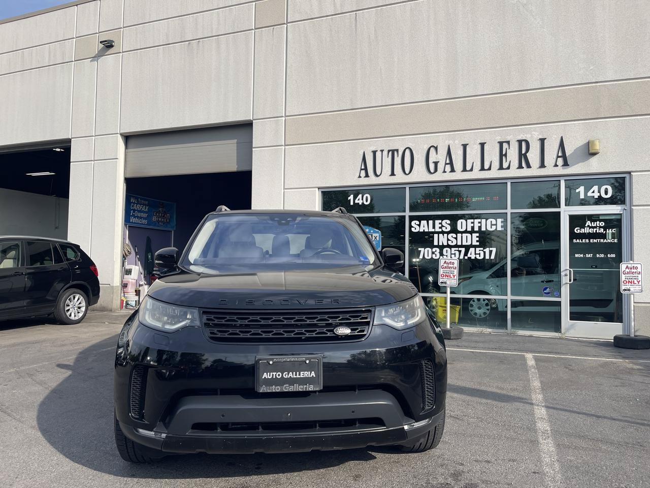 Used 2017 Land Rover Discovery HSE AWD/4WD image 3
