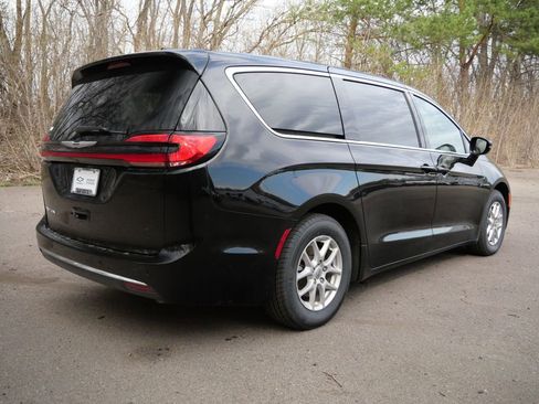 Used 2025 Chrysler Pacifica Select FWD image 7