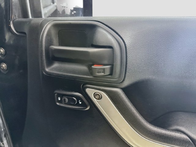Used 2018 Jeep Wrangler Unlimited Rubicon w/ Cold Weather Group AWD/4WD image 30