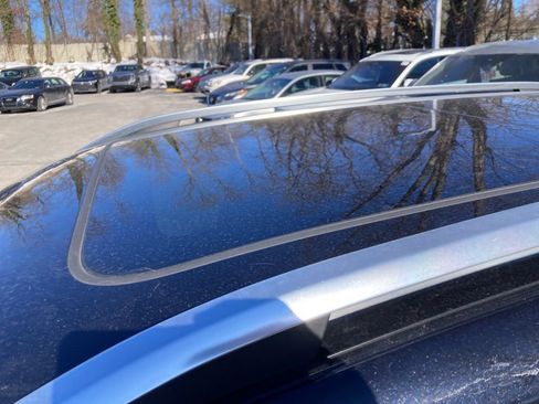 Certified 2023 Volkswagen Taos SE w/ Panoramic Sunroof Package image 7