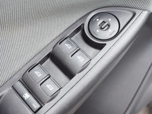 Used 2012 Ford Focus SE FWD image 17