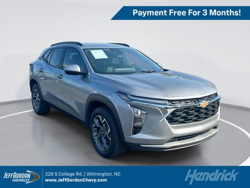Used 2025 Chevrolet Trax LT w/ Driver Confidence Package FWD image 1