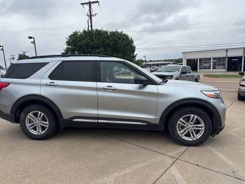 Used 2024 Ford Explorer XLT w/ Equipment Group 202A RWD image 4