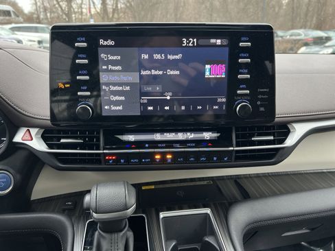 Used 2023 Toyota Sienna Platinum image 18