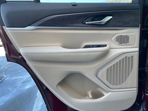 Used 2023 Jeep Grand Cherokee Limited w/ Luxury Tech Group II image 27