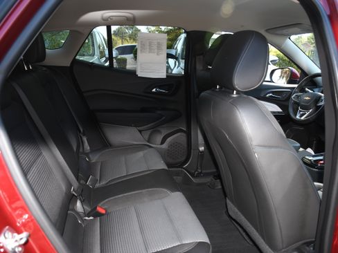 Used 2025 Chevrolet Trax LT w/ LT Convenience Package image 18