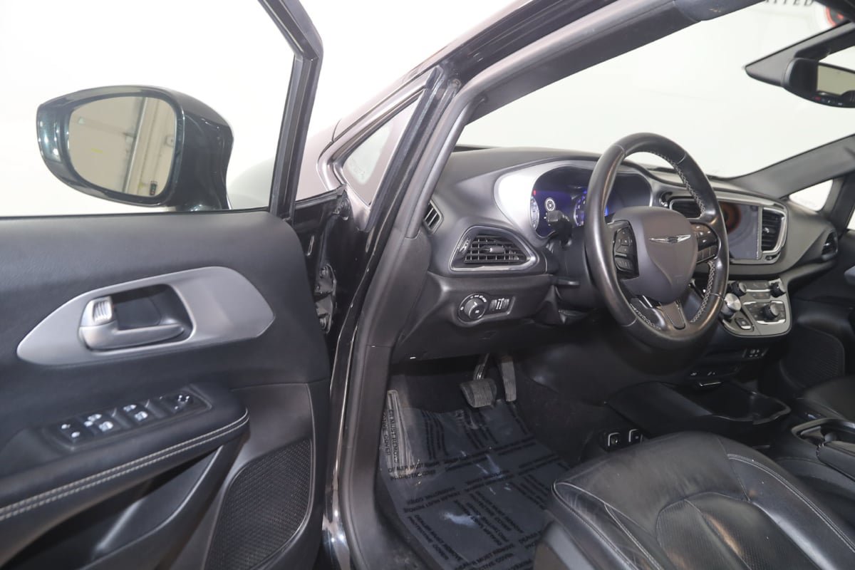 Used 2019 Chrysler Pacifica Touring-L Plus w/ S Appearance Package FWD image 40