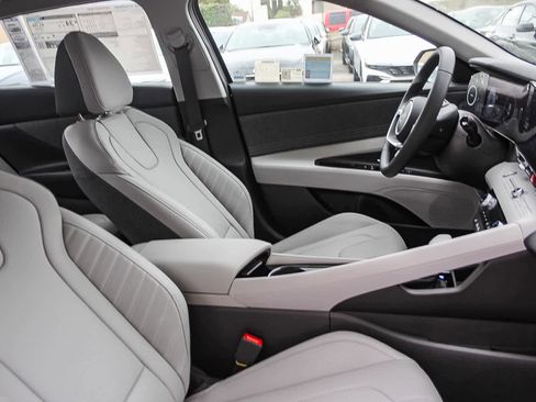 New 2025 Hyundai Elantra Limited image 19