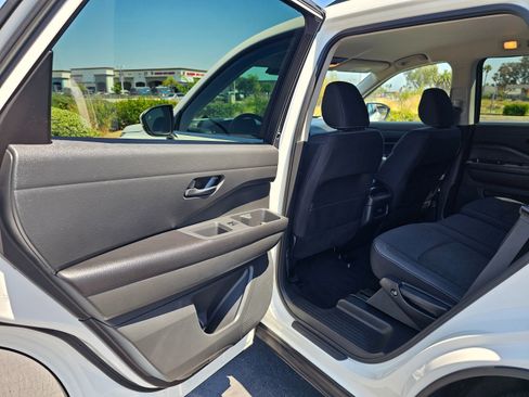 Used 2024 Nissan Pathfinder SV FWD image 17
