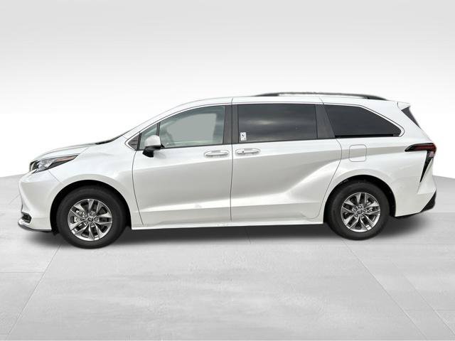 Used 2026 Toyota Sienna XLE AWD/4WD image 2