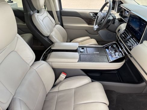 Used 2023 Lincoln Navigator Reserve AWD/4WD image 10