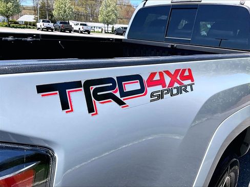 Used 2019 Toyota Tacoma TRD Sport w/ TRD Premium Sport Package AWD/4WD image 28