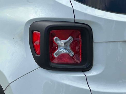 Used 2023 Jeep Renegade Latitude AWD/4WD image 9