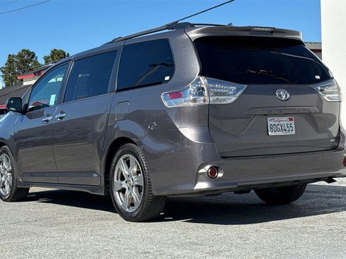 Used 2018 Toyota Sienna SE image 6