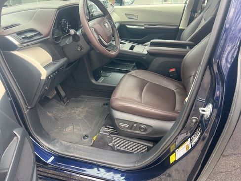 Used 2021 Toyota Sienna Platinum image 12
