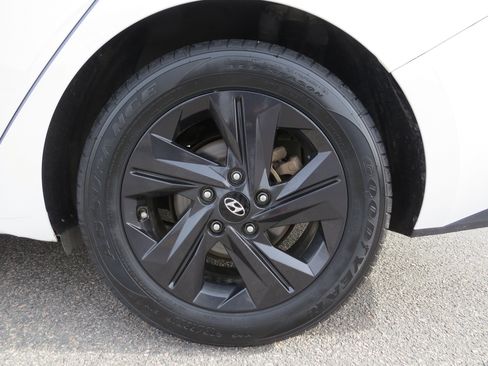 Used 2023 Hyundai Elantra SEL image 12