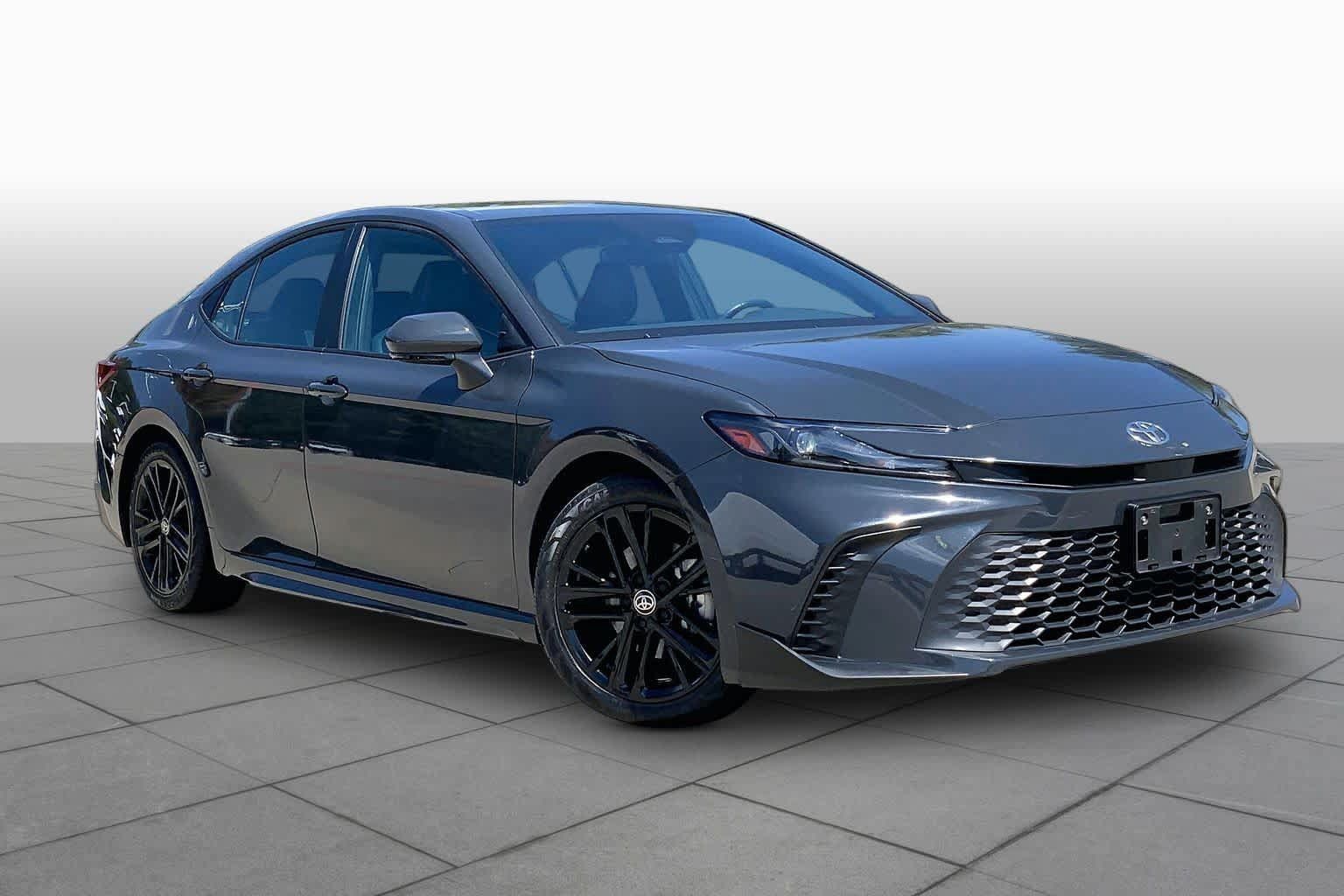 Used 2025 Toyota Camry SE FWD image 3