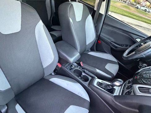 Used 2014 Ford Focus SE w/ SE Sport Package FWD image 2