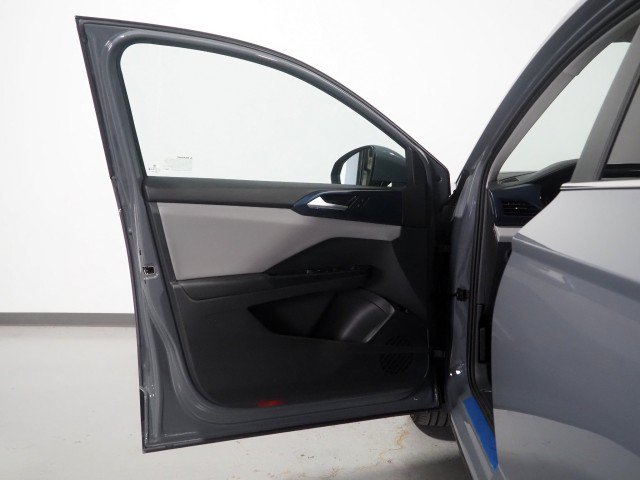 Used 2023 Volkswagen Taos SE w/ Sunroof Package w/ Panoramic Sunroof Package FWD image 43