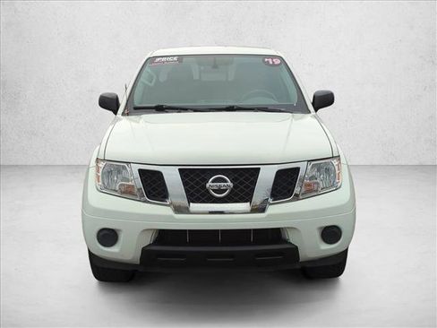Used 2019 Nissan Frontier SV image 2